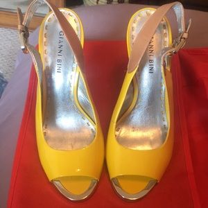 Lightly used yellow Gianni Bini pumps.